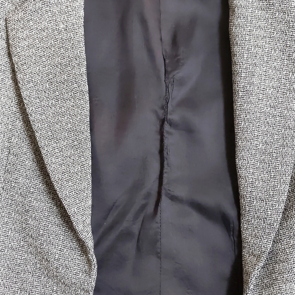 Vintage Gianni Fully lined blazer with velvet collar and button. - Picture 8 of 8